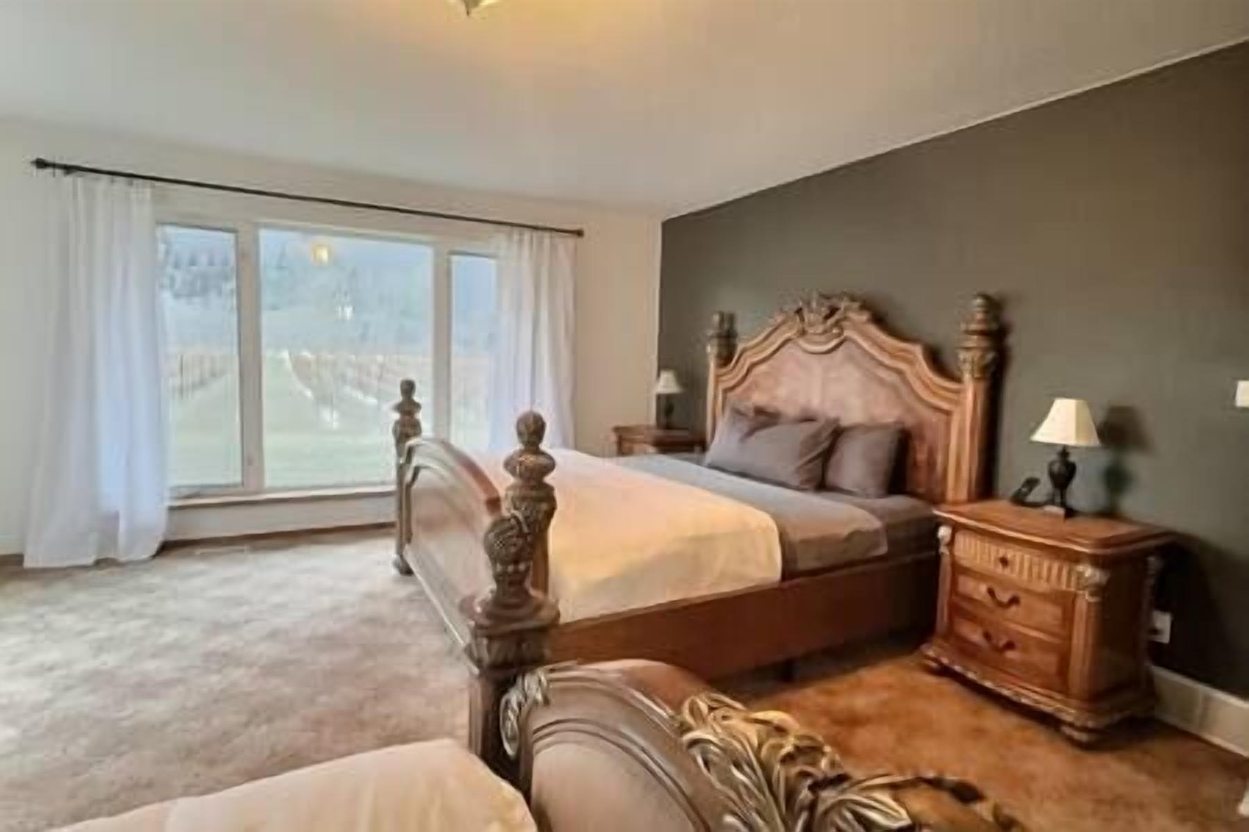 3 bedrooms, desk, iron/ironing board, travel crib