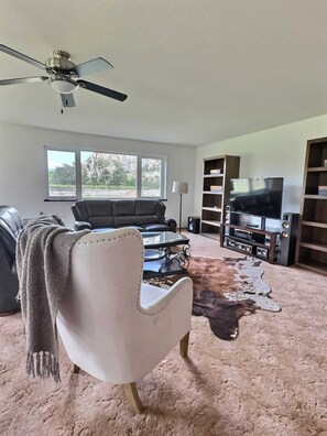 Télévision, chaîne hi-fi, espaces bureaux