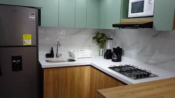 Microwave, cookware/dishes/utensils, spices