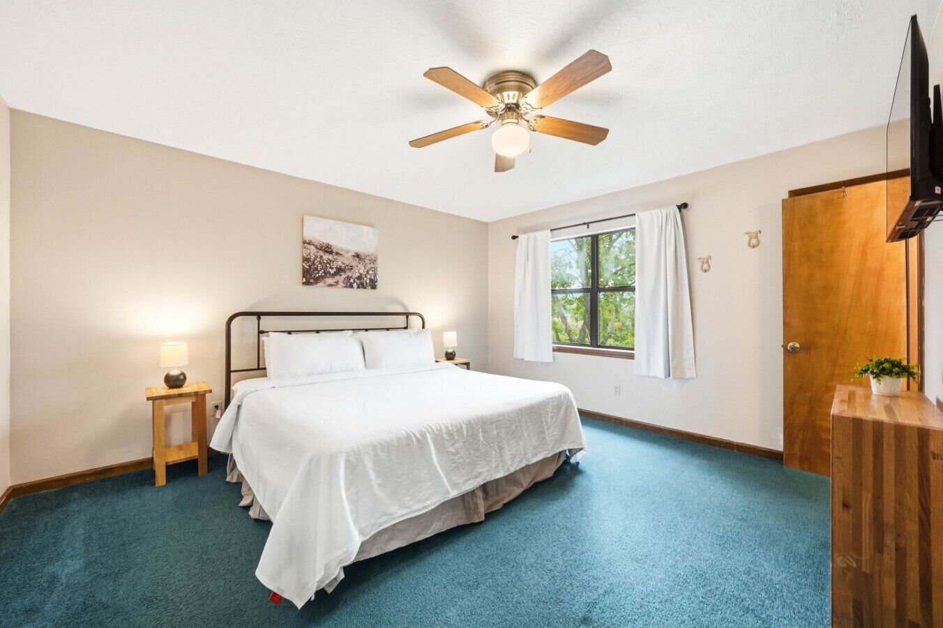 2 bedrooms, iron/ironing board, free WiFi, bed sheets