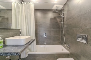 Douche, sèche-cheveux, serviettes fournies