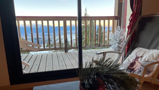A wooden deck with a view of snow-capped mountains. - Font-Romeu: large T4 in residence with magnificent view of valley and mountains (Font-Romeu-Odeillo-Via)
