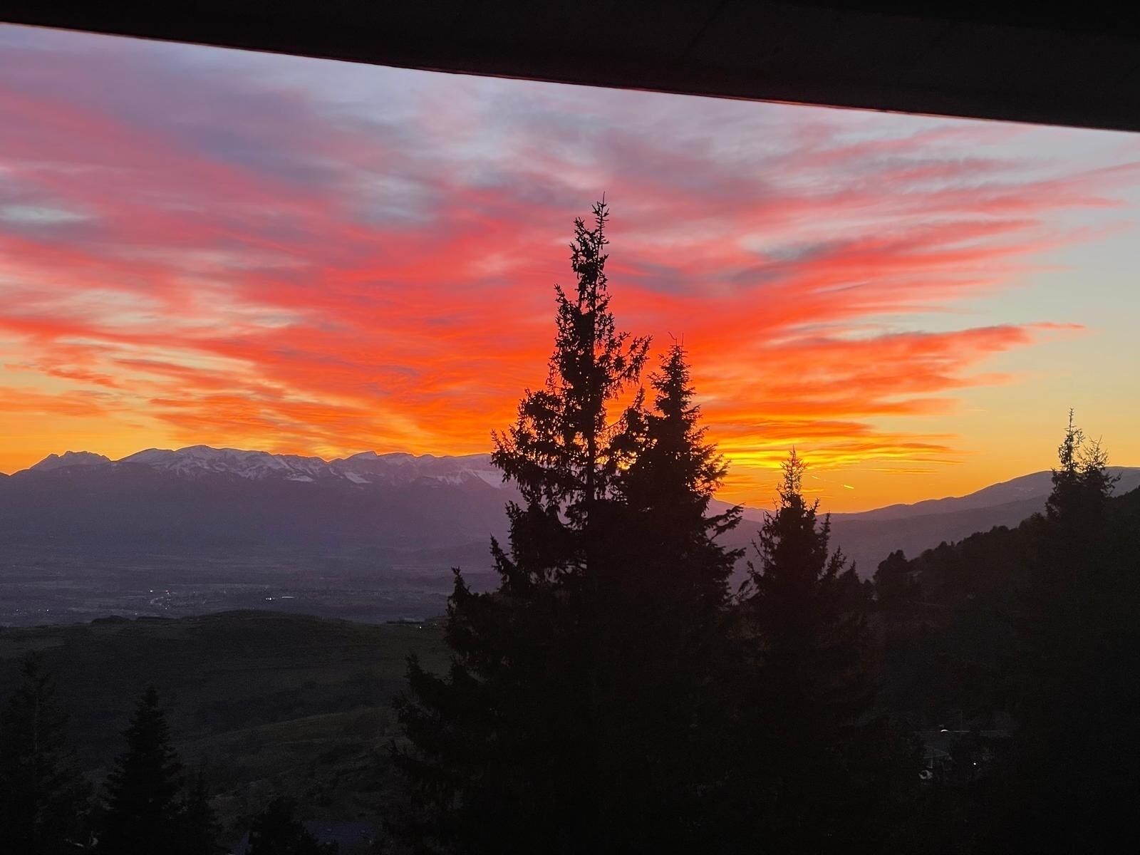 Un paysage de montagne au coucher du soleil.