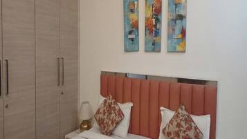 3 bedrooms, in-room safe, desk, iron/ironing board