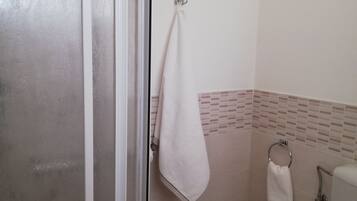 Doccia, asciugacapelli, bidet, asciugamani