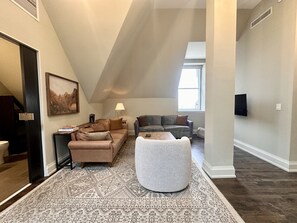 Una Smart TV, libros, un reproductor estéreo