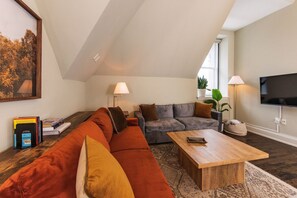 Smart TV, books, stereo - Downtown Luxury 2BR Penthouse Loft | Sleeps 8-9 (Milwaukee)