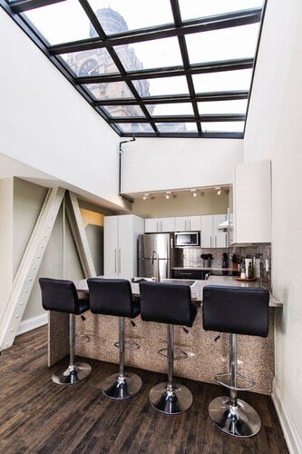 Downtown Luxury 2BR Penthouse Loft | Sleeps 8-9