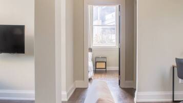 Smart TV, books, stereo