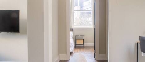 Smart-TV, Bücher, Stereoanlage