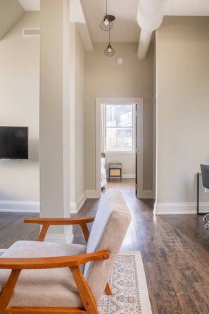 Smart TV, books, stereo