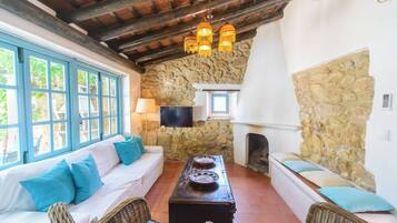 House, 2 Bedrooms, Accessible, Smoking | Living room