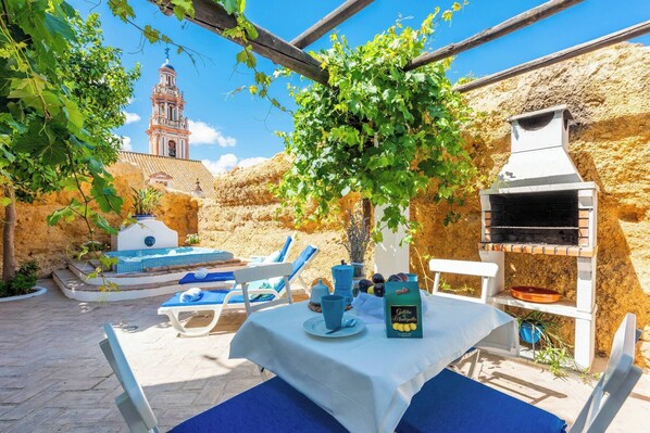 House, 2 Bedrooms, Accessible, Smoking | Outdoor dining