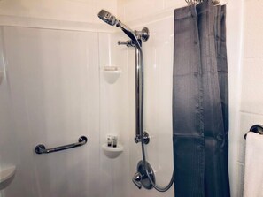 Een douche, een haardroger, handdoeken, zeep