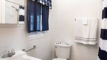 Ducha, secador de pelo, toallas y jabón