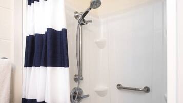 Een douche, een haardroger, handdoeken, zeep