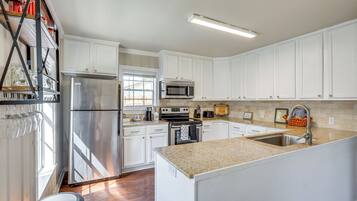 Coffee/tea maker, fridge, microwave, oven