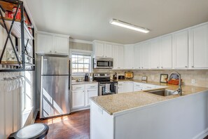 Fridge, microwave, oven, stovetop - 5 Mi to Belton Lake: Home w/ Large Yard! (Belton)