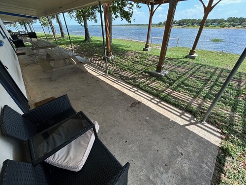 The Lakeside Studio 6