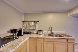 Réfrigérateur, micro-ondes, cafetière/bouilloire, grille-pain