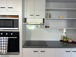 Frigorífic, microones, forn i placa de cuina