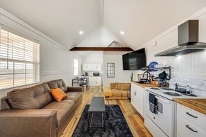 Fridge, microwave, oven, stovetop - Hike, Hunt & Fish: Pet-Friendly Studio in Dilley! (Dilley)