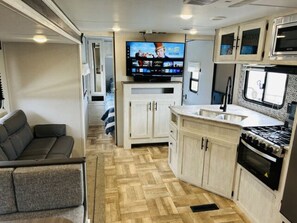 ثلاجة، ميكروويف، موقد طهي مسطح