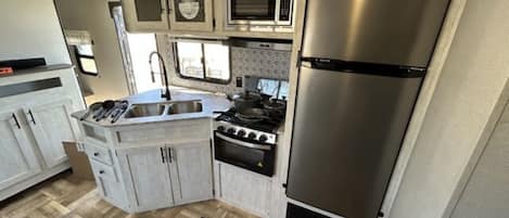 Réfrigérateur, four à micro-ondes, surface de cuisson