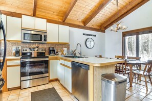 Réfrigérateur, micro-ondes, plaque de cuisson, lave-vaisselle