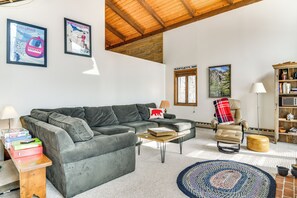 TV, fireplace, foosball, books - Ski, Game & Grill: Family Retreat in Glen (Glen)