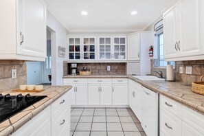 Fridge, microwave, dishwasher, coffee/tea maker - 6 Mi to Joshua Tree: Home w/ Outdoor Oasis & View! (Twentynine Palms)