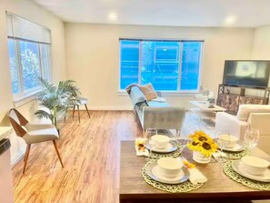Living area - The Seattle Haven - Modern Suites (Seattle)