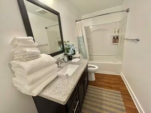 Phòng Suite Cao cấp | Phòng tắm | Vòi sen/bồn tắm kết hợp, đồ dùng nhà tắm miễn phí, máy sấy tóc 