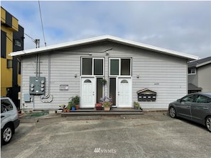 Front of property - The Seattle Haven - Modern Suites (Seattle)