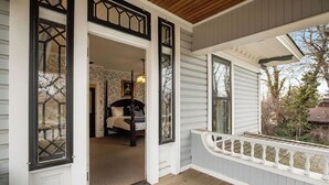 A room with a bed, a dresser, and a window with a view of the outdoors. - Rosedale at Historic Hopffgarten House (Boise)