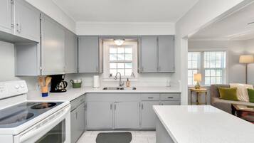 Geladeira, micro-ondas, fogão, cooktop