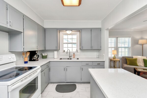 冷蔵庫、電子レンジ、オーブン、コンロ