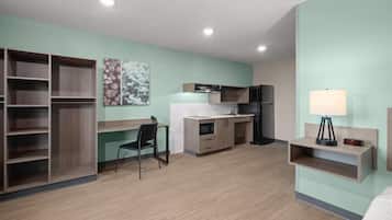 Standaard kamer, 1 queensize bed, toegankelijk voor rolstoelgebruikers (Bathtub W/grab Bars) | Lakens van Egyptisch katoen, luxe beddengoed, een bureau