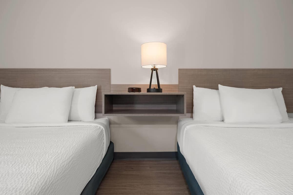 Standardzimmer, 2 Queen-Betten, barrierearm, Nichtraucher (Bathtub W/grab Bars) | Bettwäsche aus ägyptischer Baumwolle, hochwertige Bettwaren