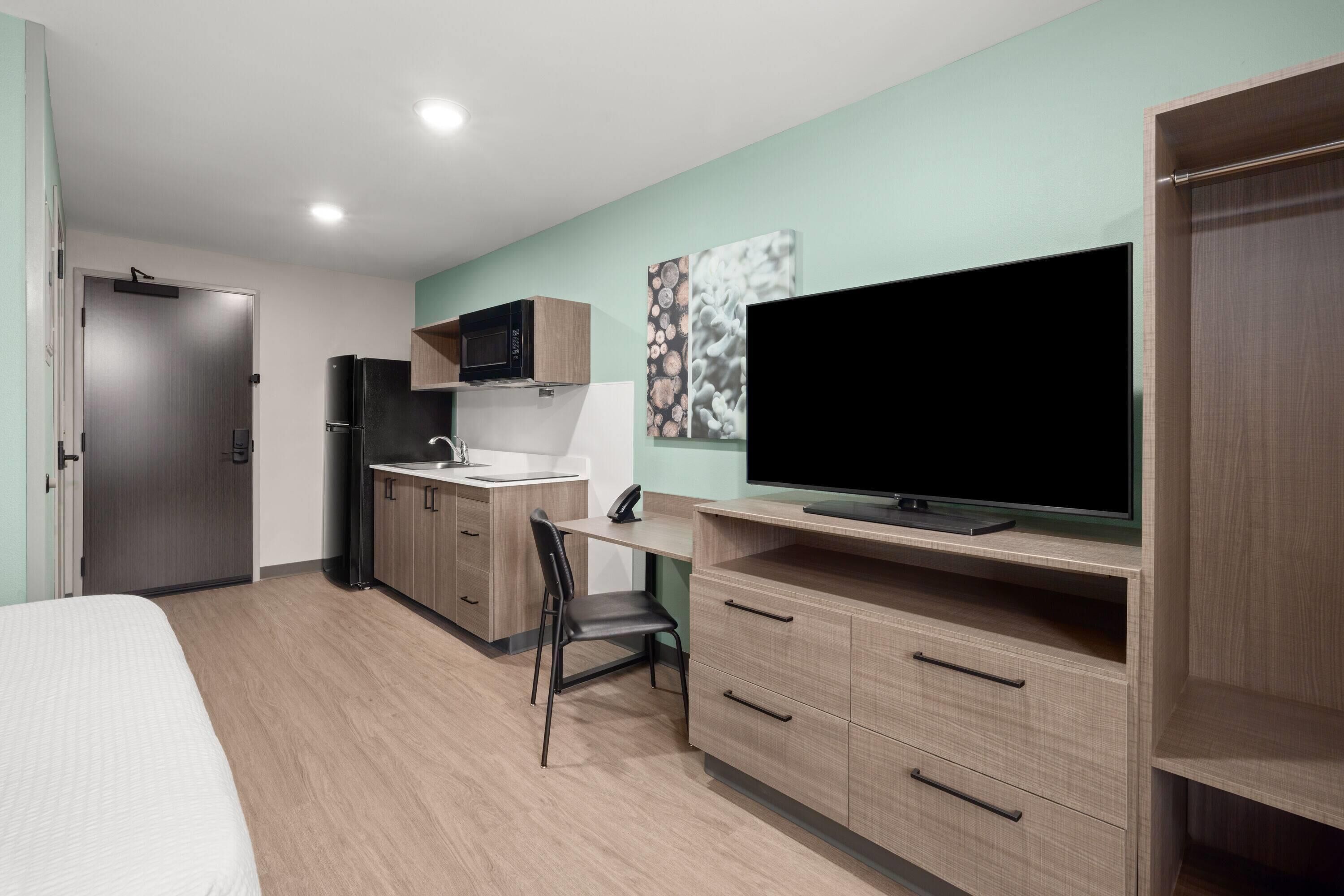 Standard Studio, 1 Queen Bed, Non Smoking | Egyptian cotton sheets, premium bedding, desk, blackout drapes