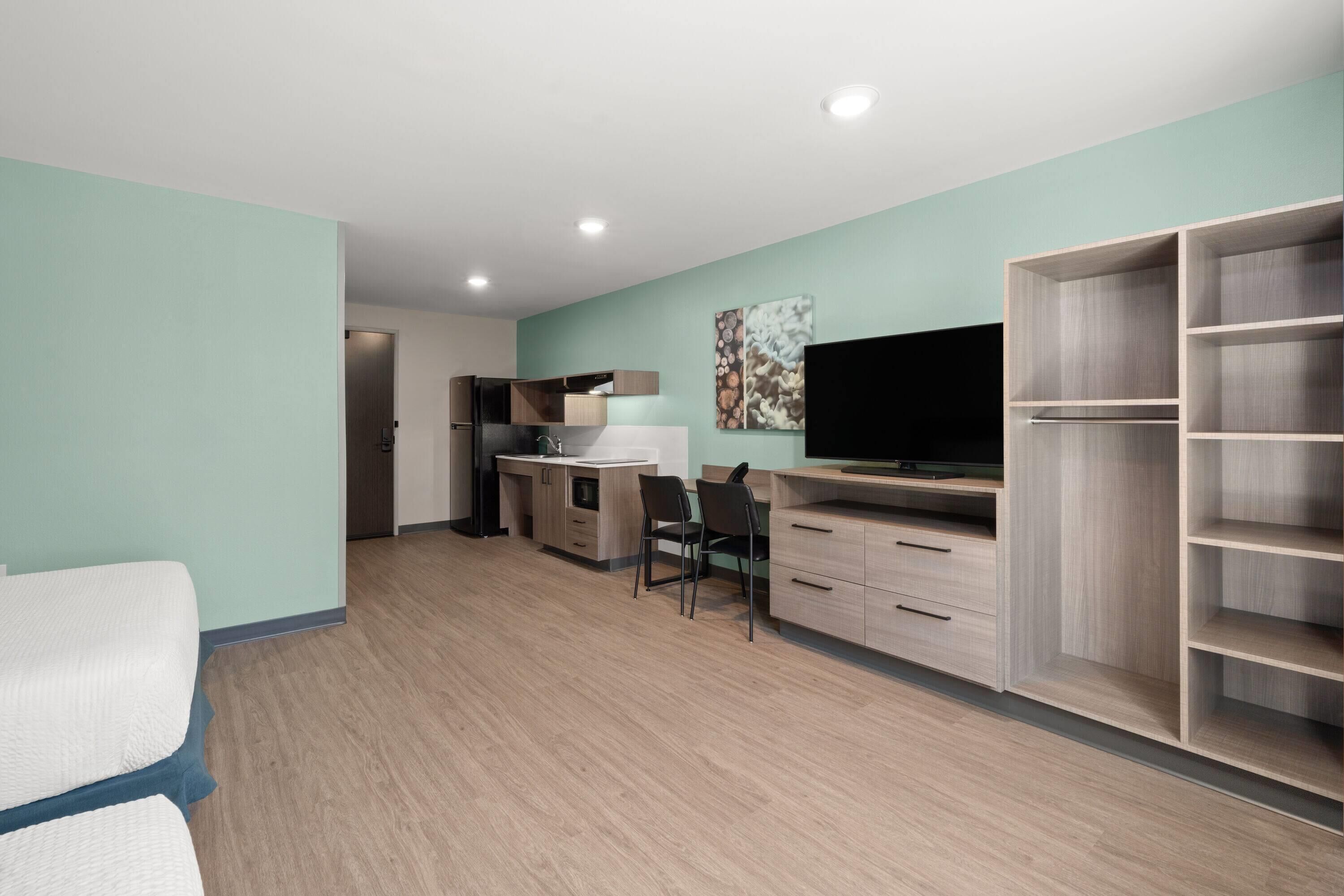 Refrigerador con congelador, microondas y parrilla de estufa 