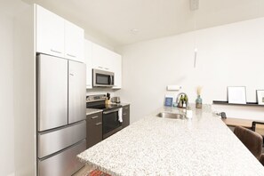 Jääkaappi, mikroaaltouuni, uuni, liesi