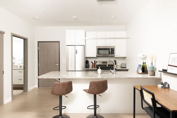 Frigorifero, microonde, forno, piano cottura