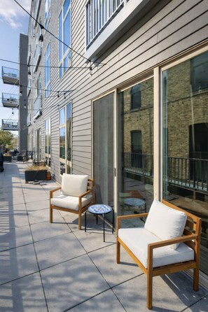 Terrace/patio - Walker`s Point Apt with Gym and Balcony (Milwaukee)