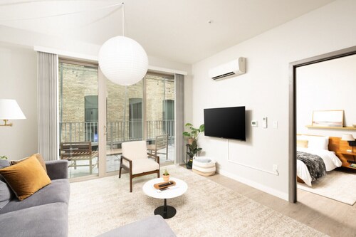 Walker`s Point Apt with Gym and Balcony