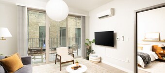 Walker`s Point Apt with Gym and Balcony