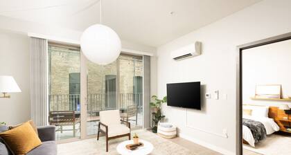 Walker`s Point Apt with Gym and Balcony