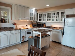 Mikrobølgeovn, ovn, kokeplater og oppvaskmaskin