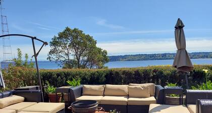 KVI BEACH HOUSE STUDIO! Directly Above Vashon's Favorite Beach!
