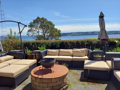 KVI BEACH HOUSE STUDIO! Directly Above Vashon's Favorite Beach!